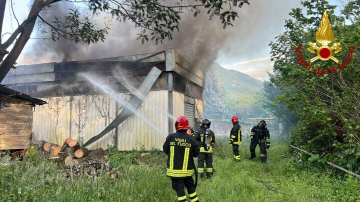 Santa Lucia di Serino, incendio in un deposito agricolo: intervento dei Vigili del Fuoco