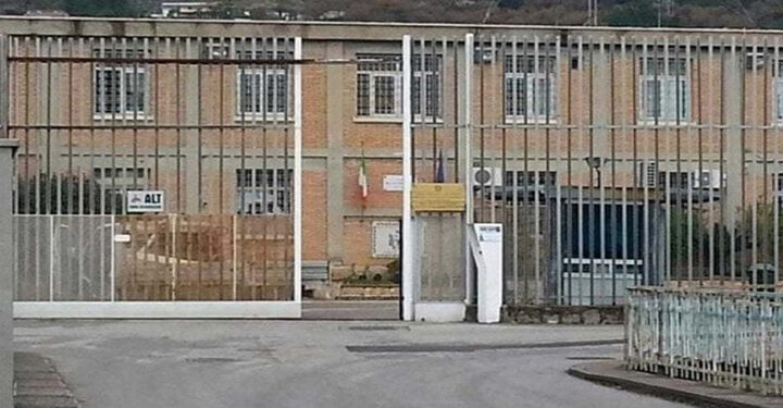Detenuta incendia gli arredi della cella: paura nel carcere di Salerno