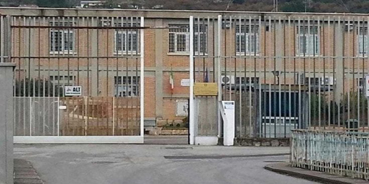 Detenuta incendia gli arredi della cella: paura nel carcere di Salerno