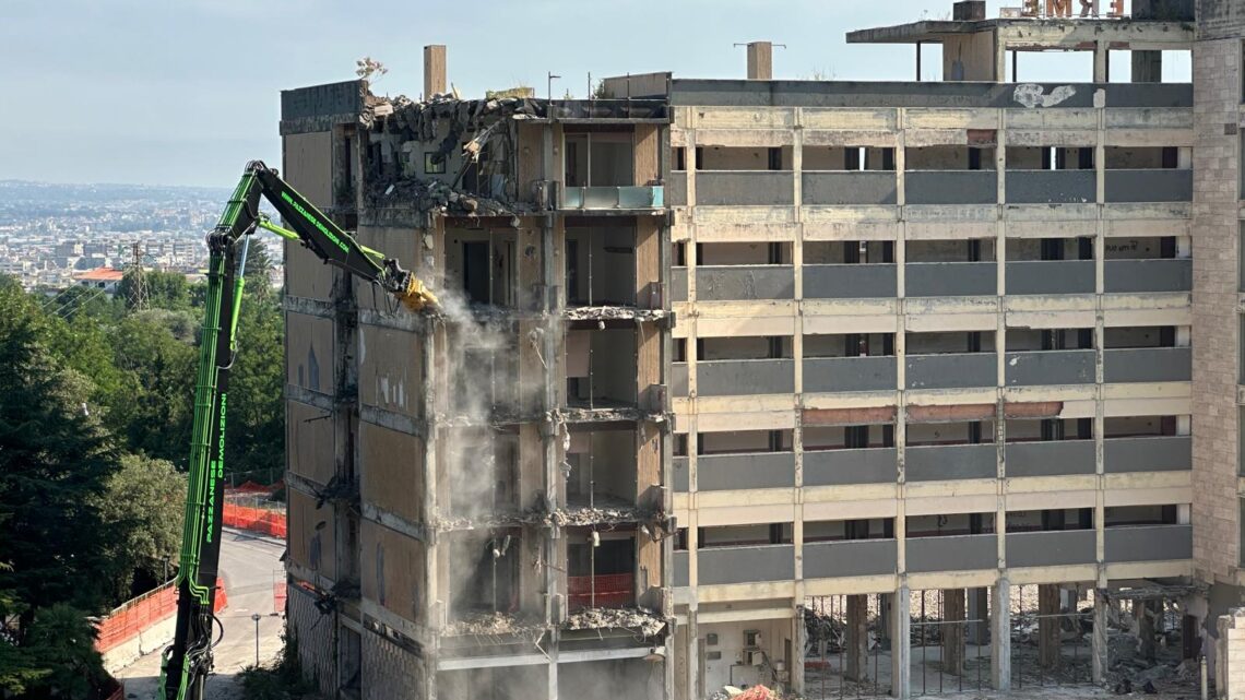 Sanità, passo avanti per il nuovo ospedale: demolizioni in corso alle ex Terme Stabiesi Sanità, passo avanti per il nuovo ospedale: demolizioni in corso alle ex Terme Stabiesi