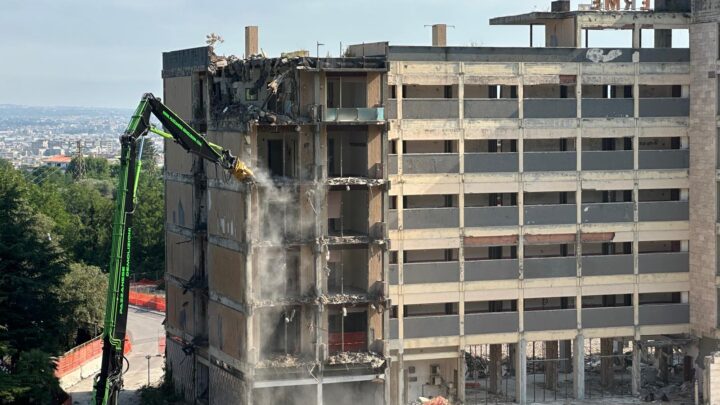 Sanità, passo avanti per il nuovo ospedale: demolizioni in corso alle ex Terme Stabiesi