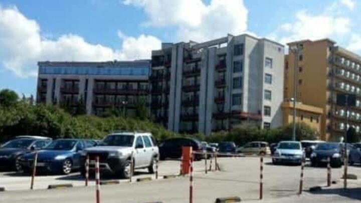 Tensione all’ospedale San Luca: lite tra un’infermiera e una guardia giurata, intervengono i carabinieri
