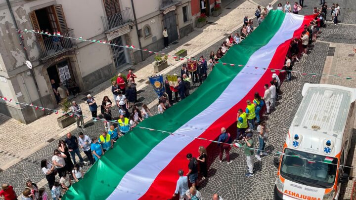 Giovani e bambini festeggiano la Repubblica, emozione in piazza