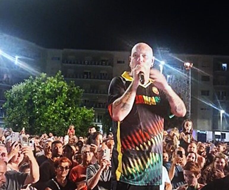 Atripalda canta con Clementino: il re del freestyle conquista il pubblico con uno show travolgente