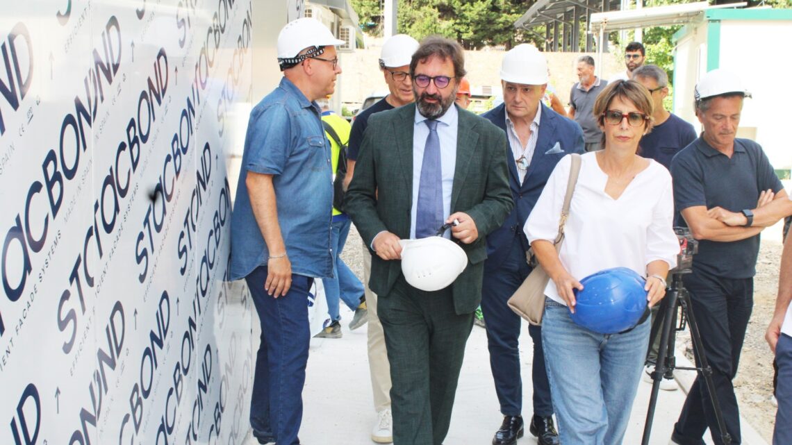 Campus “Dante Alighieri”, sopralluogo al cantiere: l’amministrazione conferma l’impegno per il completamento dell’opera Campus “Dante Alighieri”, sopralluogo al cantiere: l’amministrazione conferma l’impegno per il completamento dell’opera