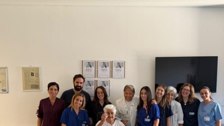 A 95 anni vince la battaglia contro l’ictus: l’eccezionale operazione al Moscati e il ritorno a casa