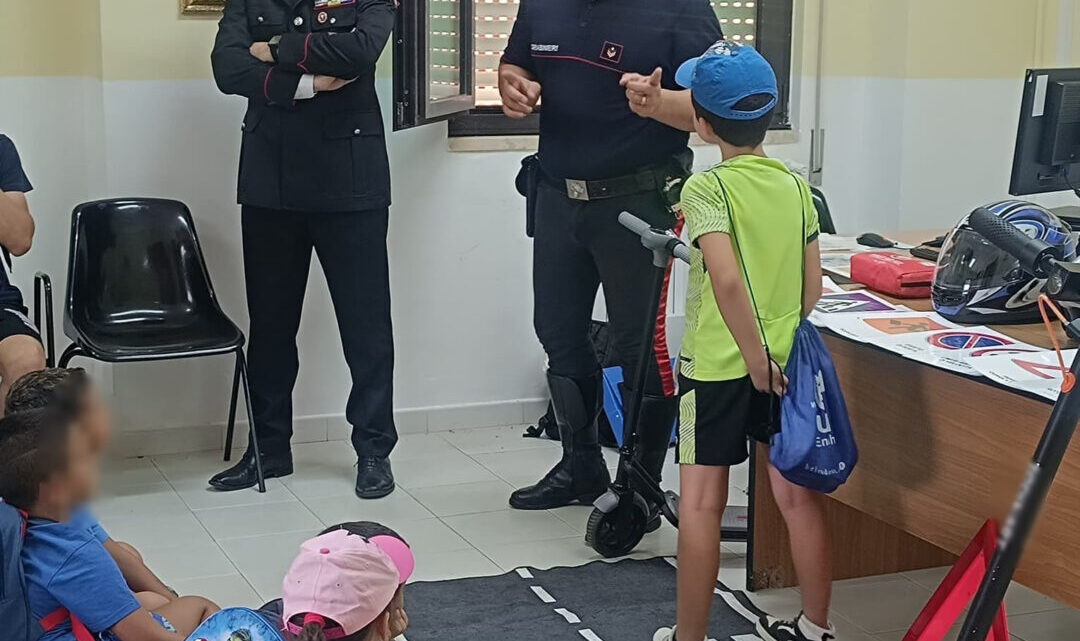 Montella, i giovani del campo estivo a lezione di legalità con i Carabinieri Montella, i giovani del campo estivo a lezione di legalità con i Carabinieri