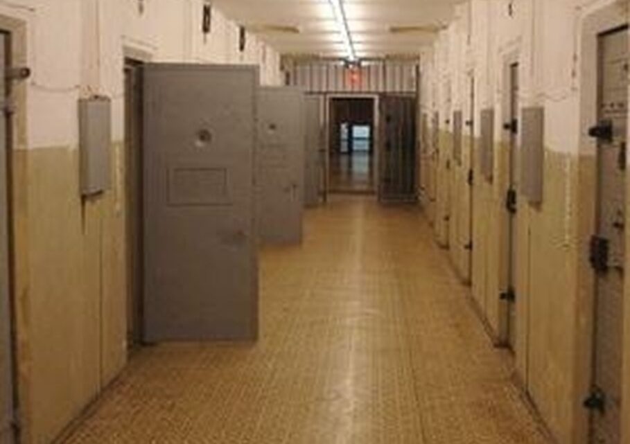 Tenta di introdurre 400 grammi di hashish in carcere per il compagno: arrestata 33enne a Benevento Tenta di introdurre 400 grammi di hashish in carcere per il compagno: arrestata 33enne a Benevento