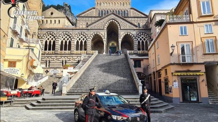 Tentato furto al parcheggio pubblico di Amalfi: turista britannico sorpreso mentre forza la cassa automatica