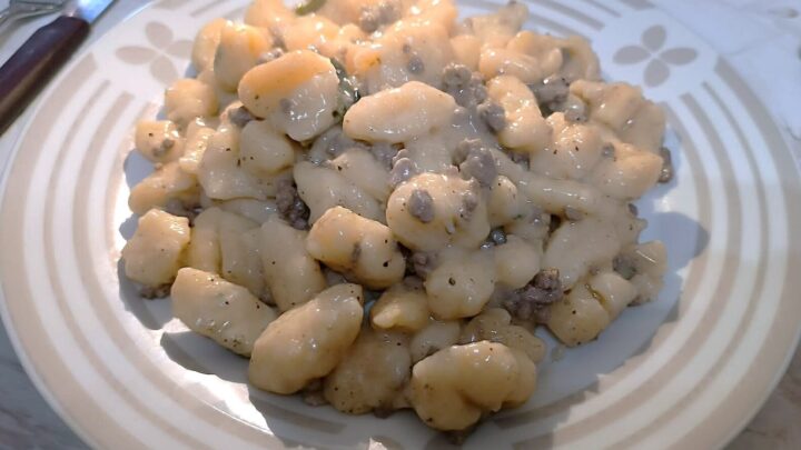 Gnocchi di patate fatti in casa, burro salvia e carne macinata